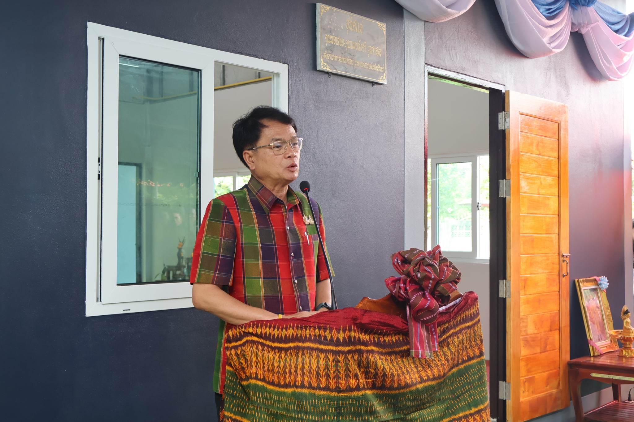 พช.สุรินทร์ ส่งมอบบ้านโครงการสร้างบ้านช่วยเหลือผู้ยากไร้ที่ตกเกณฑ์ด้านที่อยู่อาศัย ในพื้นที่ตำบลเขวาสินรินทร์ อำเภอเขวาสินรินทร์