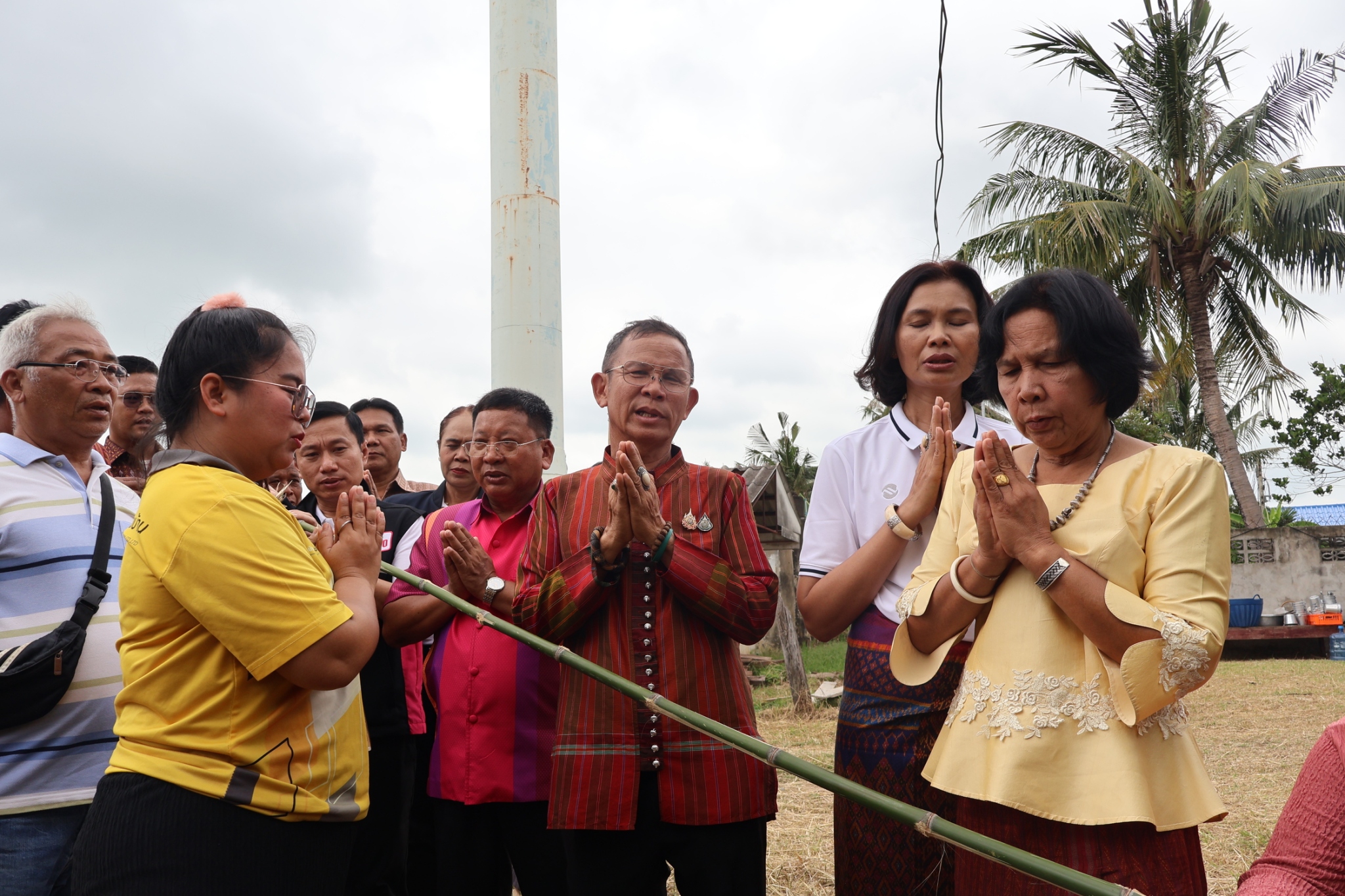 พช.สุรินทร์ ส่งมอบบ้านโครงการสร้างบ้านช่วยเหลือผู้ยากไร้ที่ตกเกณฑ์ด้านที่อยู่อาศัย ในพื้นที่ตำบลเขวาสินรินทร์ อำเภอเขวาสินรินทร์
