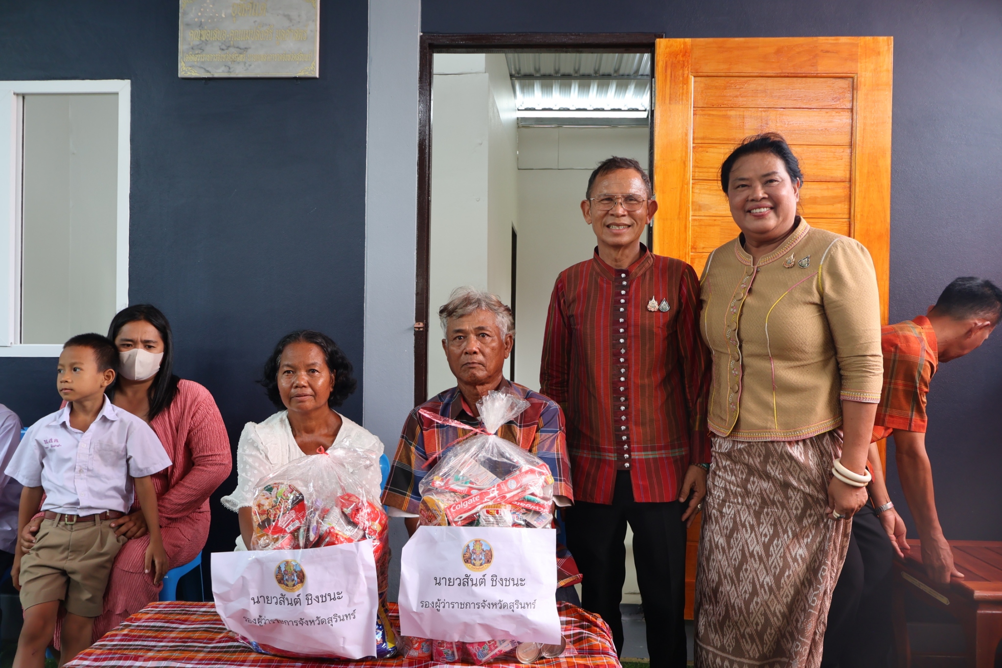 พช.สุรินทร์ ส่งมอบบ้านโครงการสร้างบ้านช่วยเหลือผู้ยากไร้ที่ตกเกณฑ์ด้านที่อยู่อาศัย ในพื้นที่ตำบลเขวาสินรินทร์ อำเภอเขวาสินรินทร์