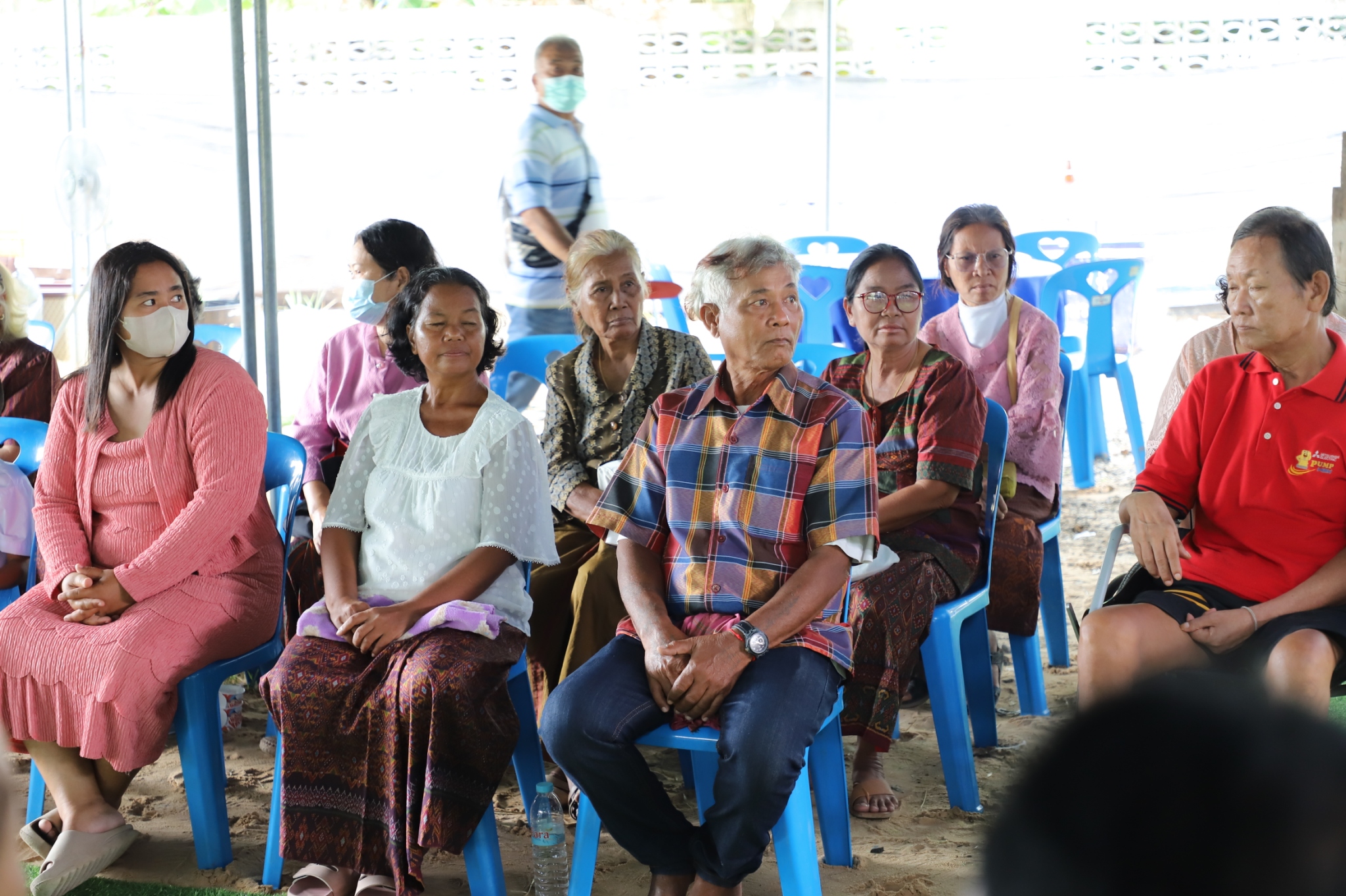 พช.สุรินทร์ ส่งมอบบ้านโครงการสร้างบ้านช่วยเหลือผู้ยากไร้ที่ตกเกณฑ์ด้านที่อยู่อาศัย ในพื้นที่ตำบลเขวาสินรินทร์ อำเภอเขวาสินรินทร์